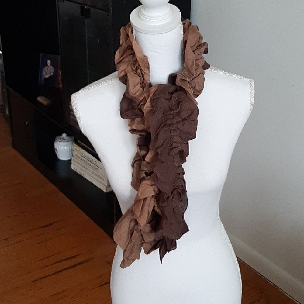 Scalloped scarf